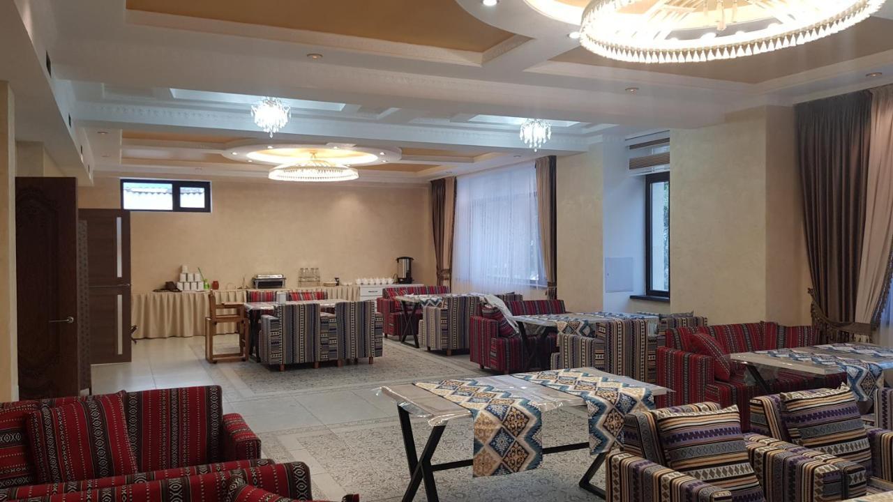 Nomad Hotel Bishkek Halal ภายนอก รูปภาพ