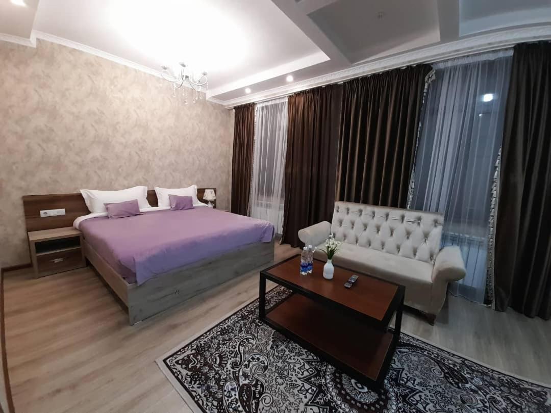 Nomad Hotel Bishkek Halal ภายนอก รูปภาพ